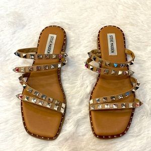 Women’s Steve Madden Skyler Sandal. New Size 7. Tan with silver details.